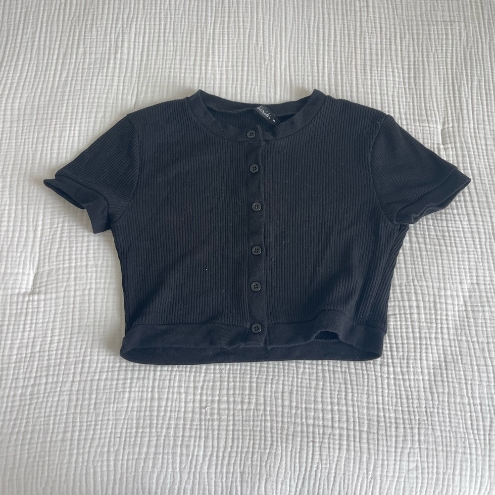 Black ribbed button crop top